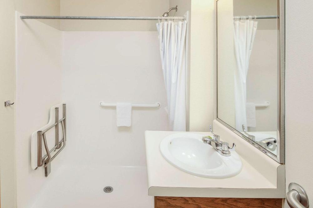 Double Room with Roll In Shower - Disability Access/Non-Smoking interior